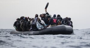 A Itália recupera 10 corpos depois que um barco vira na costa de Malta, causando quase 60 mortos. Notícias sobre refugiados.