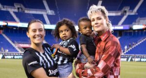 A estrela do futebol Ashlyn Harris fala sobre ‘co-parentalidade’ com a ex-companheira de equipe Ali Krieger após o divórcio: ‘Eu a respeito como mãe’