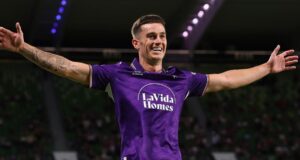 Homem da A-League: Perth Glory recontrata o astro galês Tom Lawrence por mais duas temporadas