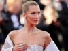 Bella Hadid surpreende em maiô azul em iate em novo despejo de fotos do Instagram