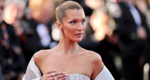 Bella Hadid surpreende em maiô azul em iate em novo despejo de fotos do Instagram