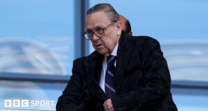 David Sullivan renunciou ao cargo de copresidente do West Ham com efeito imediato.