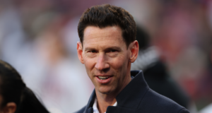 O técnico do Red Sox diz que o trabalho de Craig Breslow está seguro por enquanto, apesar da temporada ‘embaraçosa’