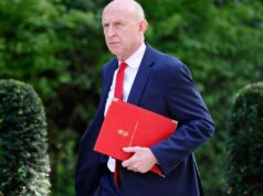 A saída de John Healey é um golpe para Starmer