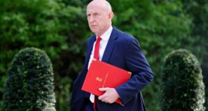 A saída de John Healey é um golpe para Starmer