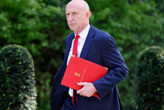 A saída de John Healey é um golpe para Starmer
