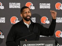 Os Browns conseguiram escolhas bônus dos Rams na primeira rodada graças a uma cláusula incomum na negociação de Myles Garrett