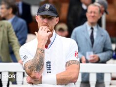 Ben Stokes e Gus Atkinson, da Inglaterra, investigam o incidente na boate.