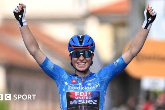 Giro d’Italia feminino 2026: Demi Vollring vence na fase final para completar a trilogia do Grand Tour