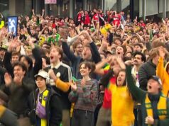As comemorações crescem à medida que os Socceroos ampliam sua liderança
