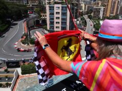 Leclerc lidera Ferrari por 1-2 no primeiro treino, Hajar e Alonso enfrentam colisão