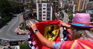 Leclerc lidera Ferrari por 1-2 no primeiro treino, Hajar e Alonso enfrentam colisão