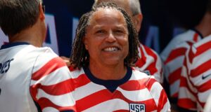 Cobi Jones diz à equipe da USMNT 2026 para aceitar a pressão da torcida local