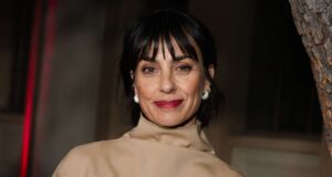 Constance Zimmer experimentou ‘um nível totalmente novo de luto’ enquanto assistia ‘Love Story’ após a morte da mãe