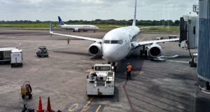 Vídeos virais de veteranos militares e funcionários de aeroportos lutando para andar podem gerar lucros enormes.