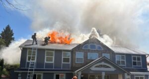 Comunidade se reúne para pastor e esposa em Vancouver após um grande incêndio em uma casa