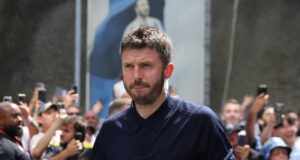 Man Utd ‘pretende atacar o forte rival LEEDS em uma transferência chocante enquanto Michael Carrick tenta resolver os problemas’