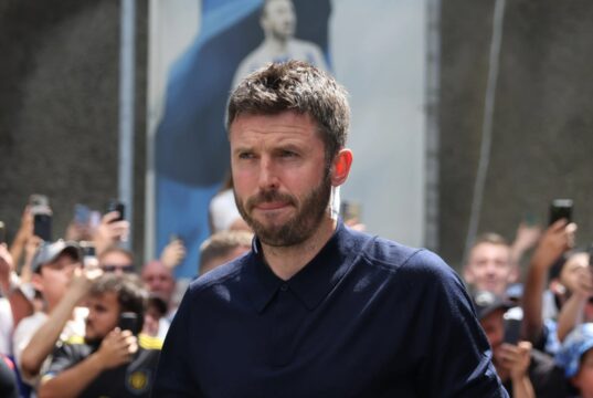 Man Utd ‘pretende atacar o forte rival LEEDS em uma transferência chocante enquanto Michael Carrick tenta resolver os problemas’