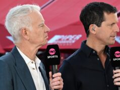John McEnroe faz uma pergunta estranha em Wimbledon para Tim Henman em uma troca franca ao vivo na TV
