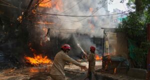 Pelo menos 21 pessoas morreram após um incêndio em um prédio em Nova Delhi