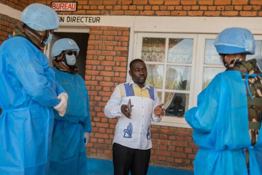 Os profissionais de saúde no centro do surto de Ébola no Congo trabalham com poucos salários e descanso