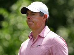 Justin Thomas explica por que teve que abraçar Rory McIlroy após um final brutal do PGA Tour.