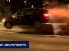 Dois motoristas ficaram feridos em acidente de viação em Hong Kong depois que Audi cruzou o divisor central