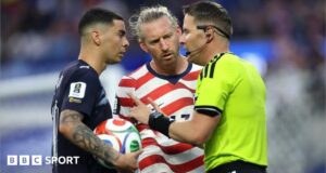 Copa do Mundo de 2026: VAR faz história de ‘identidade equivocada’ enquanto cartão estranho deixa torcedores confusos