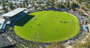 Os treinadores locais têm sua opinião sobre como jogar o Hands Oval conforme os jogos da AFL se aproximam