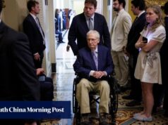 O senador americano Mitch McConnell foi hospitalizado pela segunda vez este ano, disse o porta-voz.