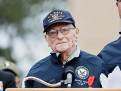 Um veterano da Segunda Guerra Mundial lê uma mensagem do Dia D na cerimônia do 82º aniversário da Normandia