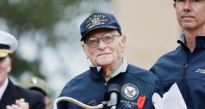 Um veterano da Segunda Guerra Mundial lê uma mensagem do Dia D na cerimônia do 82º aniversário da Normandia