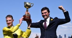 Os treinadores vencedores da Melbourne Cup, Anthony e Sam Friedman, enfrentam proibições após receberem tratamento veterinário