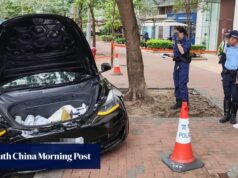 A polícia prendeu um homem depois que um Tesla parou no último caso de dirigir sob efeito de drogas.
