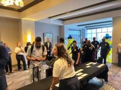 Curaçao faz contagem regressiva para o jogo contra a Alemanha Bacuna e seus companheiros chegam ao hotel para cantar.