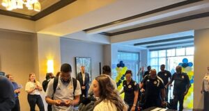 Curaçao faz contagem regressiva para o jogo contra a Alemanha Bacuna e seus companheiros chegam ao hotel para cantar.