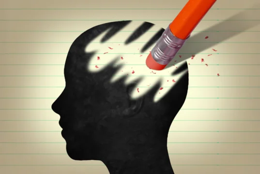Cientistas descobriram um novo gatilho para a doença de Alzheimer e um medicamento que a interrompe