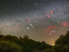 Um meteoro cruza o céu acima desta foto do observatório espacial de 5 de junho de 2026