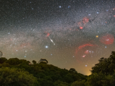 Um meteoro cruza o céu acima desta foto do observatório espacial de 5 de junho de 2026
