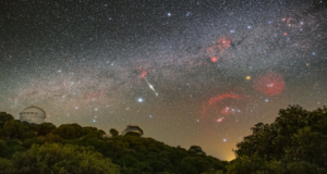 Um meteoro cruza o céu acima desta foto do observatório espacial de 5 de junho de 2026