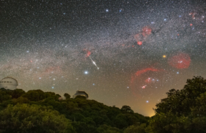 Um meteoro cruza o céu acima desta foto do observatório espacial de 5 de junho de 2026
