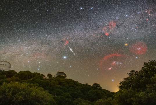 Um meteoro cruza o céu acima desta foto do observatório espacial de 5 de junho de 2026