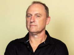 Os Essendon Bombers e Carlton Blues estão ligados ao ex-técnico do Sydney Swans, John Longmire, mas nenhum deles falou com eles ainda.