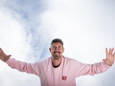 Greg Heyer, ex-astro do Perth Wildcats, se prepara para saltar de paraquedas em Juren Bay para o salto de uma vida