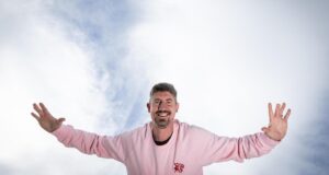 Greg Heyer, ex-astro do Perth Wildcats, se prepara para saltar de paraquedas em Juren Bay para o salto de uma vida