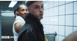 Cole Palmer e João Pedro do Chelsea no novo vídeo de Madonna