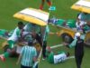 Incidente especial no Equador: jogador cai no chão após colidir com uma maca