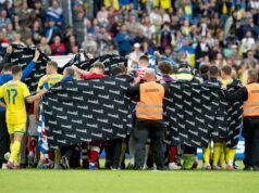 A estrela da Dinamarca está consciente depois que o ex-jogador do Manchester United desmaiou novamente em campo, durante um amistoso contra a Ucrânia.