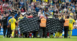 A estrela da Dinamarca está consciente depois que o ex-jogador do Manchester United desmaiou novamente em campo, durante um amistoso contra a Ucrânia.
