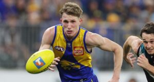 A estrela do West Coast Eagles, William Dorsma, fecha a lacuna sobre Jaga Smith, de Carlton, na Rising Star Battle